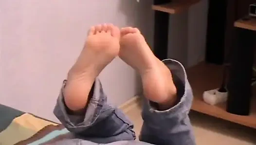 Zeitung lesen und müde füße entspannen