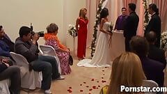Hete bruid Kayla Carrera neukt met de vriend van haar verloofde