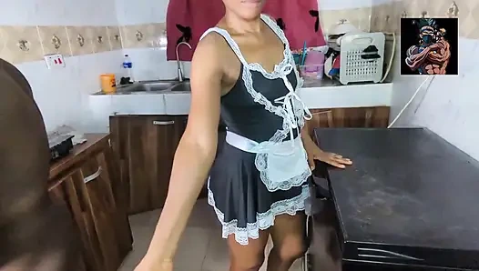 Sexy blonde nigerianische hausmädchen wird von ihrem chef gefickt