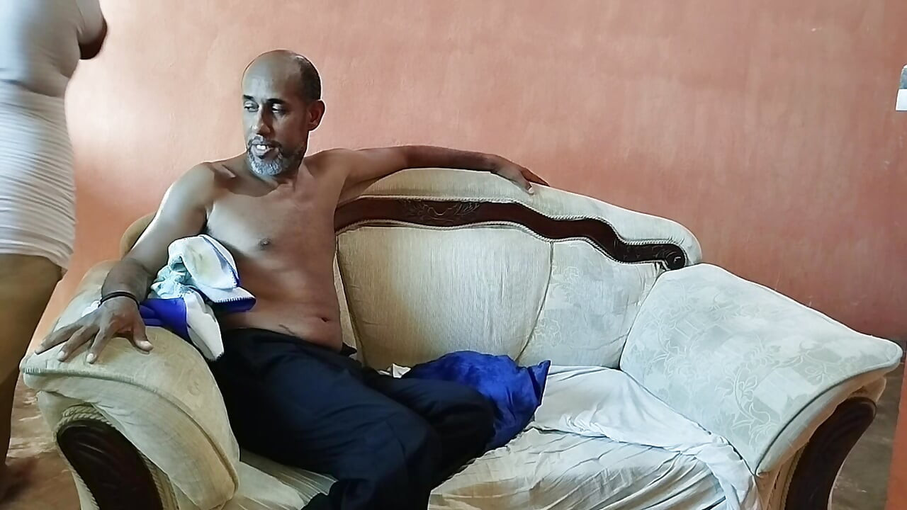 Nachytám sousedku, jak šuká mého manžela, a nakonec spolu máme pěkné trojka, dokud ti neodteče zadek plný mlíka