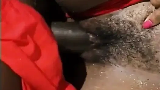 İyi tercih edilen Avrupalı olmayan kadın kayalık sahilde büyük yarağa biniyor