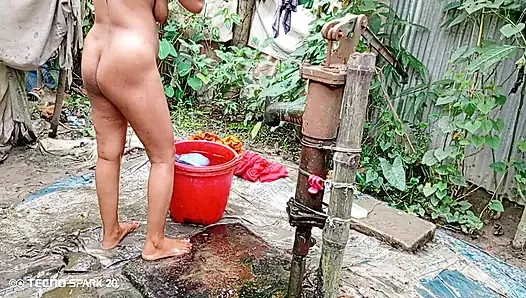 Pemandian Luar Ruangan yang Menyegarkan di lapangan terbuka