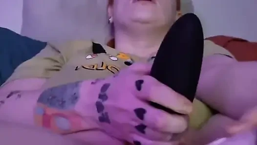 Тугая милфа накачивает