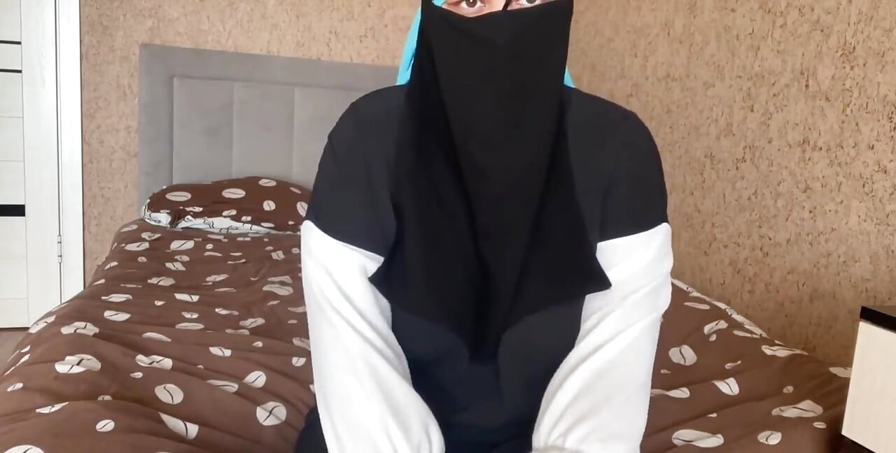 Fată arabă care dă instrucțiuni de masturbare
