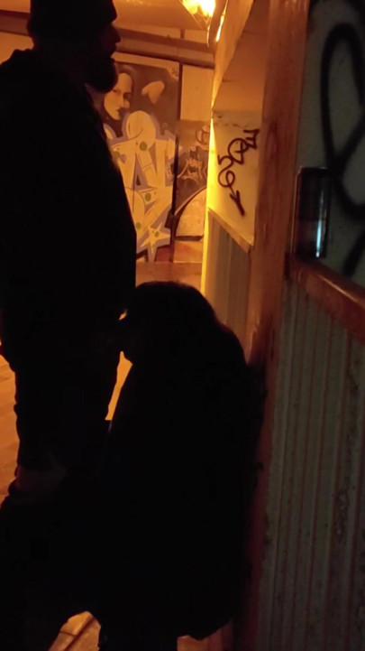 Curvă degradată în parcare | Clipul 2