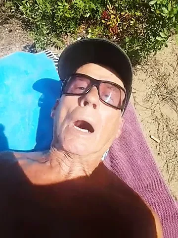 Futai pe plajă cu un bărbat matur