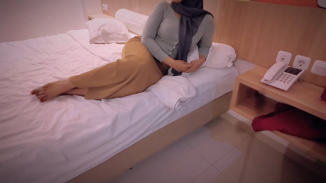Neighbors obsessed with a lonely plump hijab widow, come secretly and invite her to have sex using a vibrator