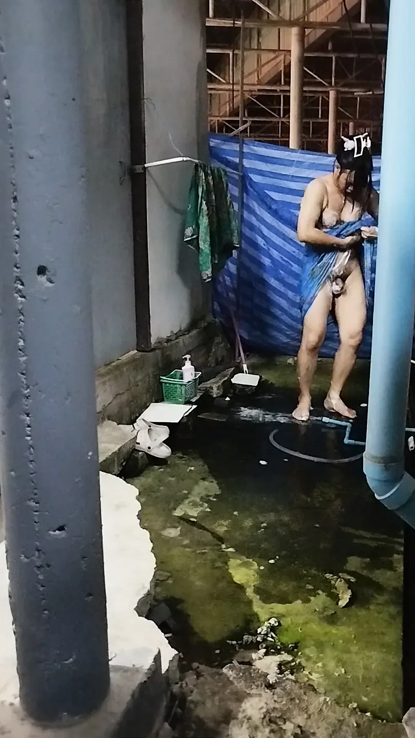 FN125 Taking a shower right where eyes used to wander.