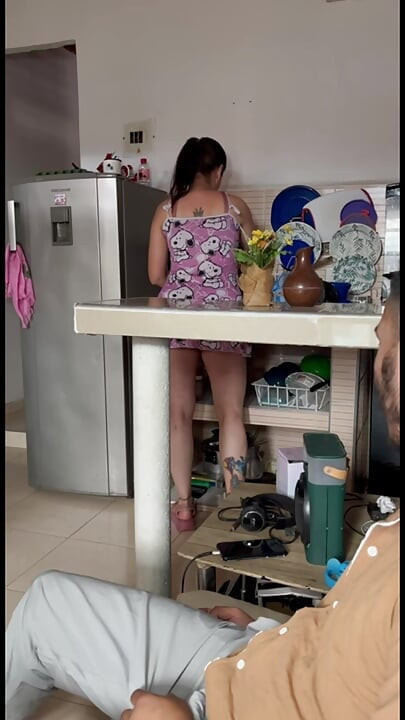 Styvmamma onanerar i köket med sina enorma bröst