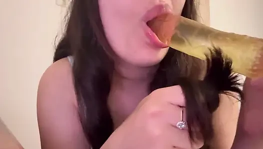 Aku menyisir rambutku dengan suara asmr dan bermain dengan rambutku sebelum aku muasin memekku pakai dildo favoritku
