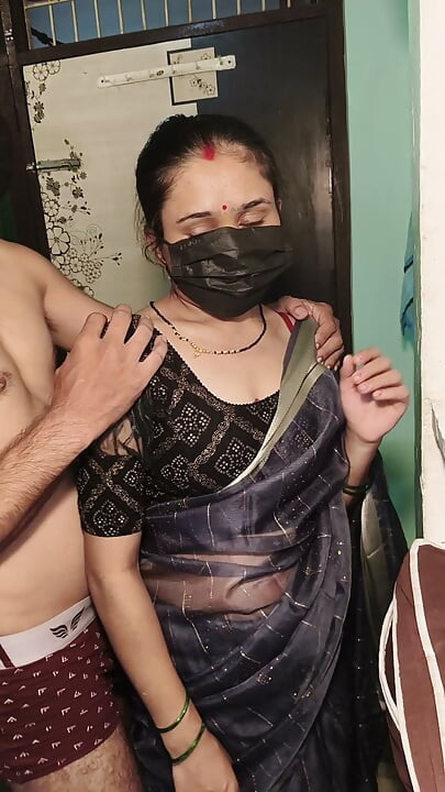 Cea mai fierbinte bhabhi indiană proaspăt căsătorită futându-se cu soțul ei în stil doggy style, futai dur cu orgasm, video sex