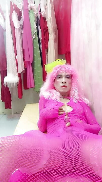 Oanh Le transgender w seksownej sukience robi sobie selfie