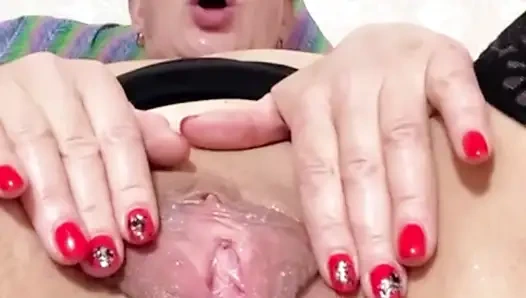 Госпожа трахает свою красивую киску крупным планом