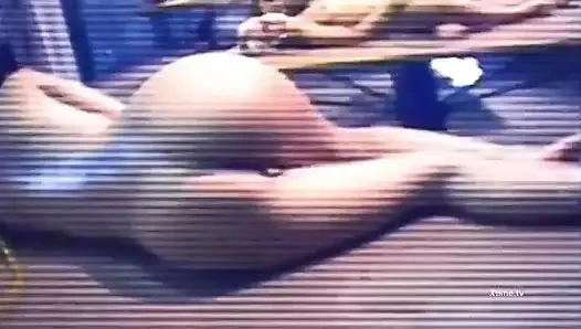 Brünettes hottie ungebunden und gefickt