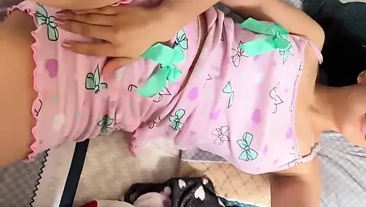 Üvey kız pijamalarıyla beni baştan çıkarıyor ve sonunda ona her yerinden dokunuyorum