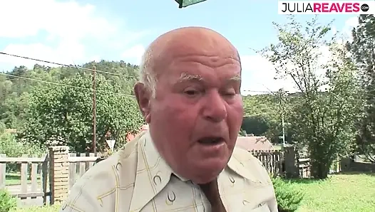 Alte und fette oma befriedigt einen fremden - sie wichst und lutscht seinen schwanz