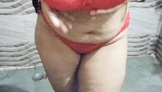 Llegó la hora de verano y una chica caliente se quita el sujetador con grandes tetas en sujetador rojo