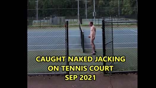 ถูกจับได้ว่าเปลือยโป๊ในสนามเทนนิสกันยายน 2021