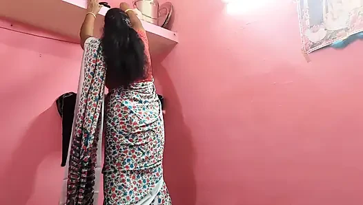 Üvey anne Hintli genç üvey oğluyla ateşli seks yapıyor