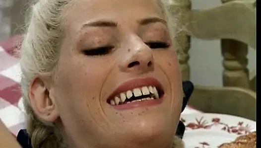 Sevimli Alman genç kız mutfakta sikiliyor