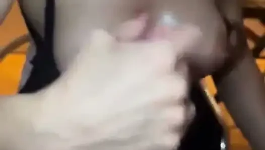 Masturbasi suami saya dengan handjob panas.