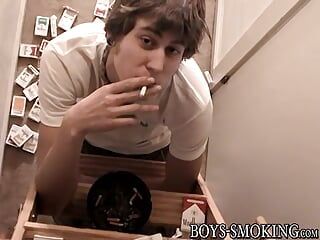 Doorboorde tweeling Carl Alexander streelt zijn lul tijdens het roken