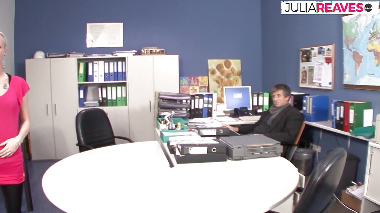 Rubia chupa una polla monstruosa y luego la monta duro en el piso