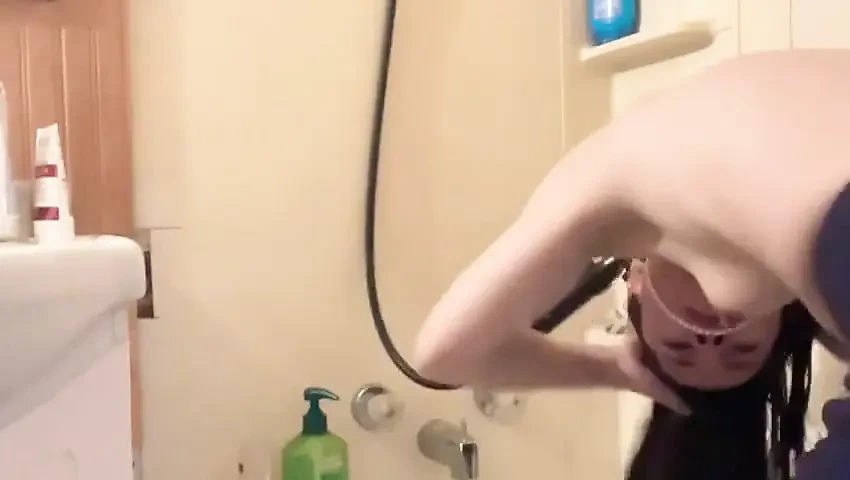 Hana在浴缸里洗头发, 太爽了