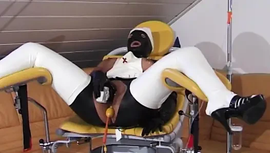 Genç azgın kadın seks oyuncağını amına sokuyor