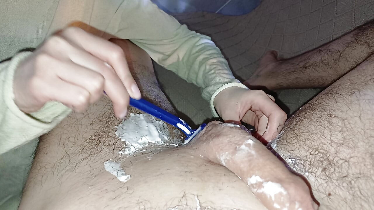 طلبت من زوجتي أن تحلق زبي فقط لكنها أعطتني وظيفة يدوية زيتية بنهاية سعيدة