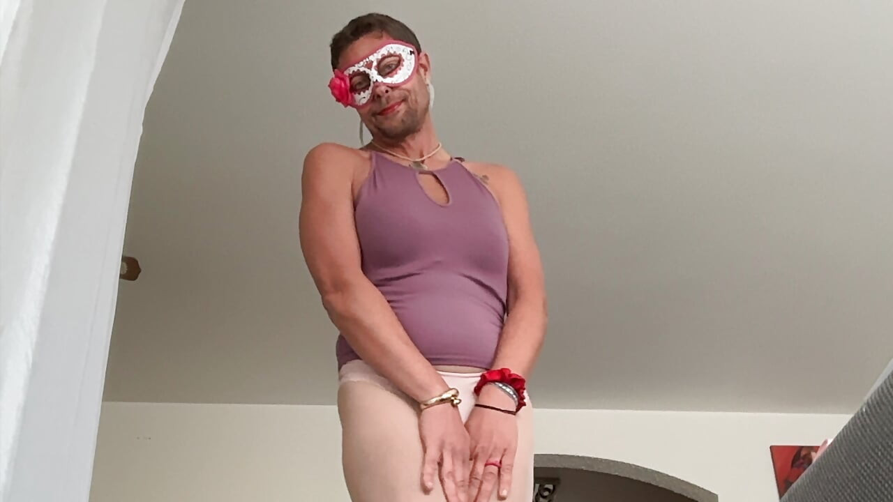 かわいいパンティフェムボーイのズナミのお尻クローズアップ