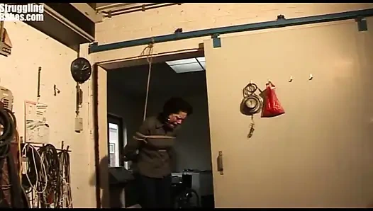 Steffi ipte sıkıca sarkıyor