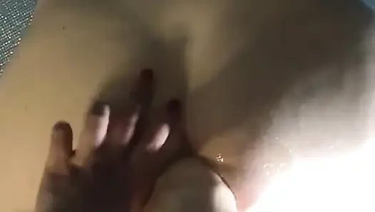 Evli kadın kocasının götünü büyük bir takma yarakla sikiyor. Fisting. Femdom. Ev yapımı