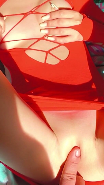 I finger off her stepsister's pink on a sunny day | Clip 1
