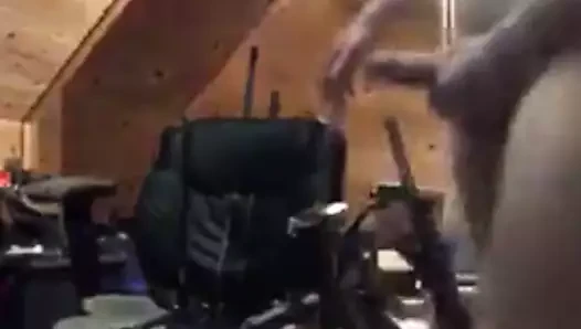 Umarım sikim dikkatinizi arka plandan uzaklaştırır
