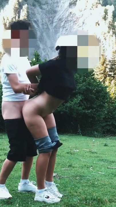 Zapanjujući trenutak iz filma "Studentica s velikom guzicom jebana u šumi stojeći u psećem stilu"