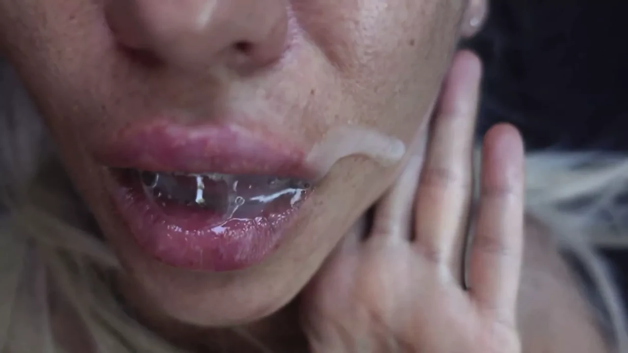 和一个 18 岁女孩在车里肛交