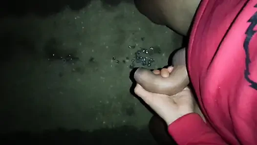 O kadar azgınım ki neredeyse hemen yarı sert yarak arka bahçeyle boşalıyor