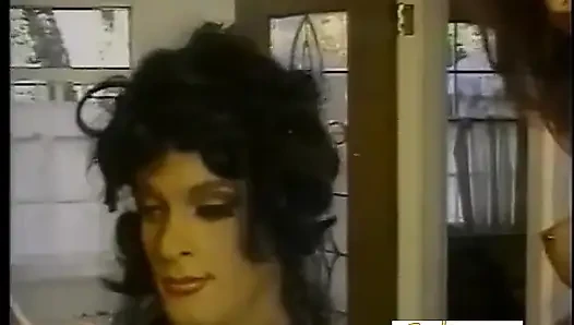 Femdom menempatkan make up pada budaknya sebelum pegging dia dengan keras
