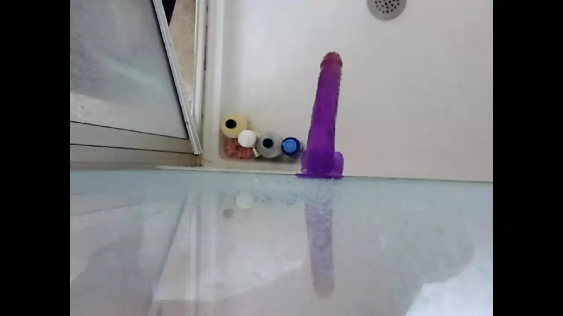Un gode se fait enculer sous la douche