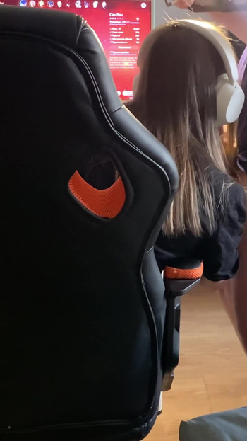 Emocionální okamžik z "Altgirl udělala dárek pro svého nejlepšího donátora v Genshin Impact"