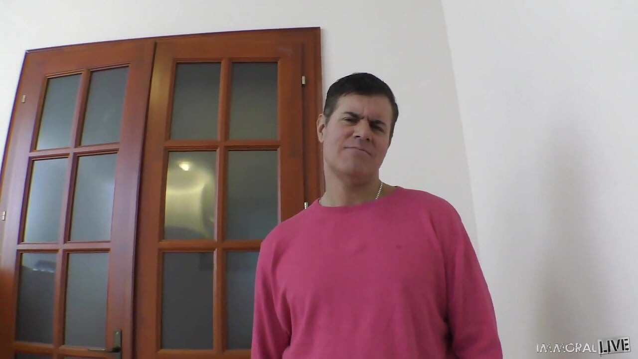 Oglądaj MAMUŚKI z dużymi piersiami Dominują urodzinowego chłopca w POV