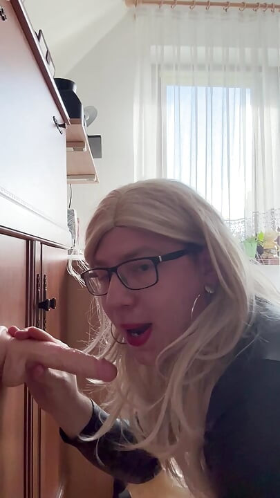 Nikola pali i robi dildo