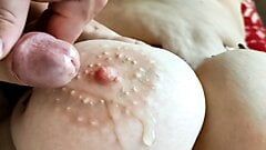 Stiefmoeder krijgt haar borsten besproeid met sperma. 2