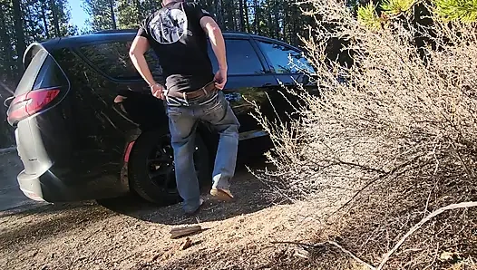 Yol kenarında riley ve logan ile emiyor ve sikişiyor