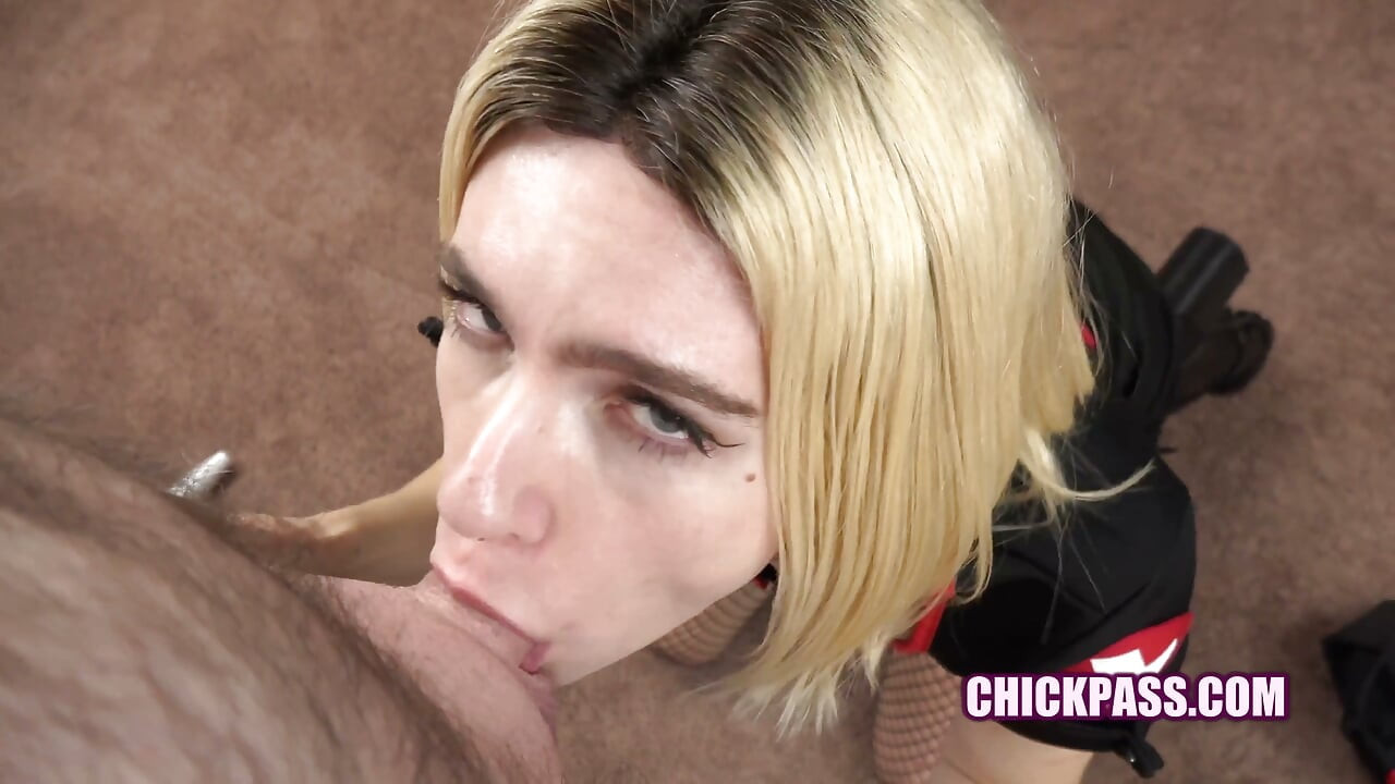 Slutty nurse Opal Castle gir Logan en blowjob og tar cum i munnen