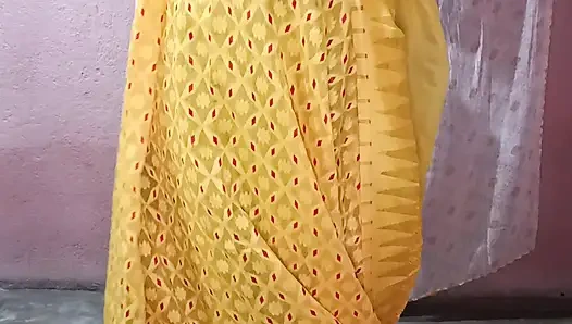 Gelber sari fällt, solo Sfw