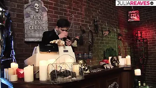 Крошка-блондинка наслаждается глубоким жестким трахом после того, как сосет хуище