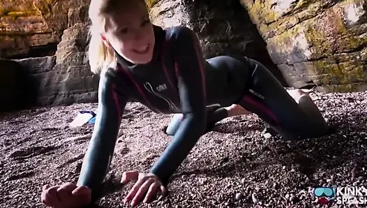Glänzender Gummi-neoprenanzug necken in privater Höhle
