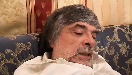 Kirli üvey kız ve sevimli genç üvey kız kardeşi